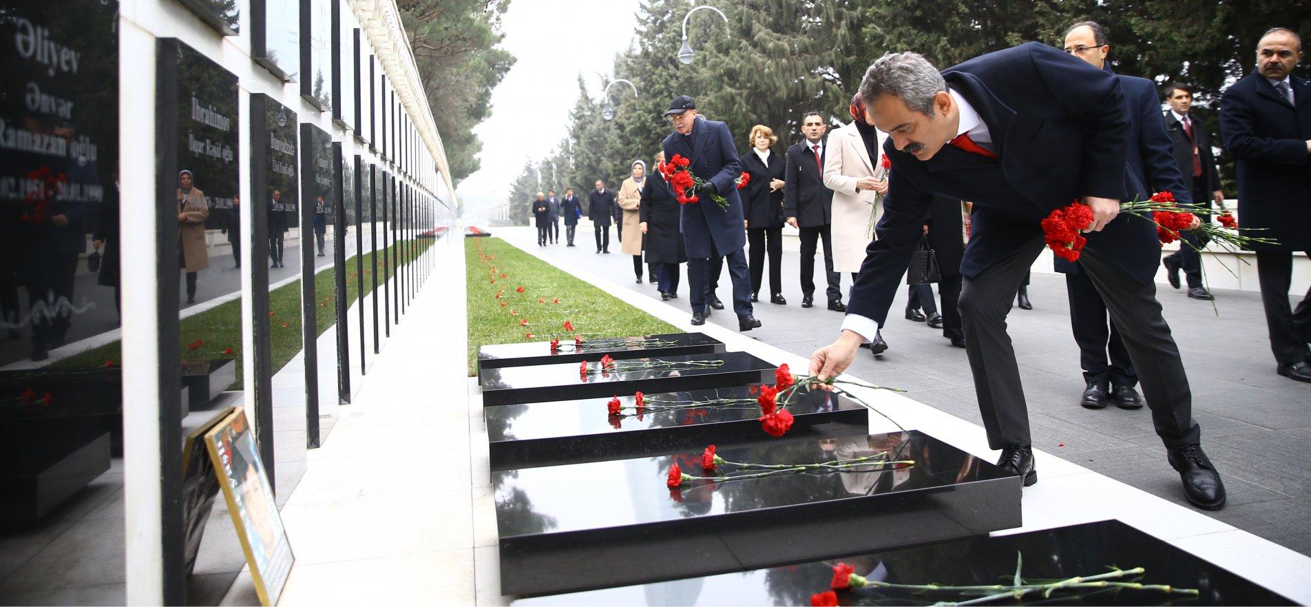 BAKAN ÖZER, AZERBAYCAN'DA TÜRK ŞEHİTLİĞİNİ ZİYARET ETTİ