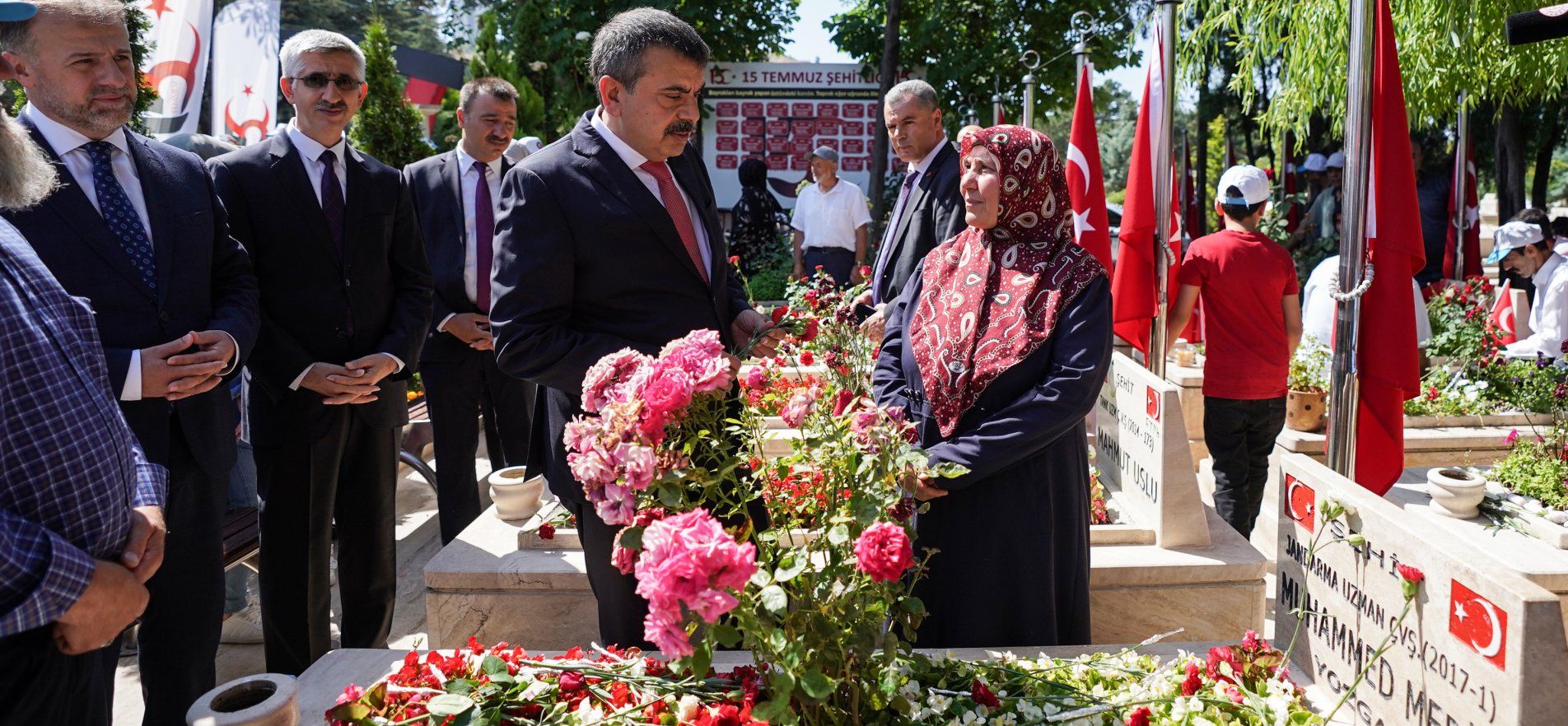 BAKAN TEKİN, 15 TEMMUZ ŞEHİTLERİNİ MEZARI BAŞINDA ANDI